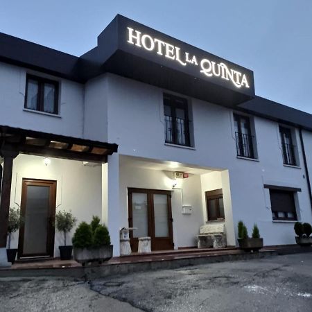 Hotel La Quinta Куэ Экстерьер фото